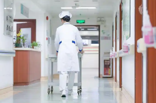 学生们运用色彩搭配和造型技巧深化领会创新的物化载体 学生们运用色彩搭配和造型技巧深化领会创新的物化载体