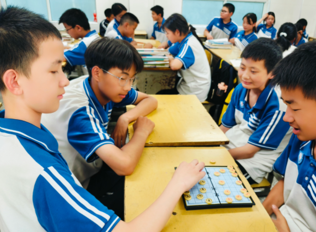 把勇于奋斗敢于贡献的体育精力作为推进教育继续进步的动力基因