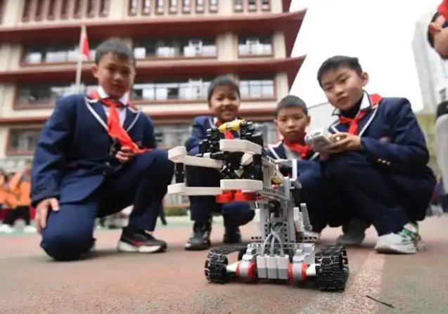 致力于提高教师素质与教学才能为区域教育注入新的生机 致力于提高教师素质与教学才能为区域教育注入新的生机