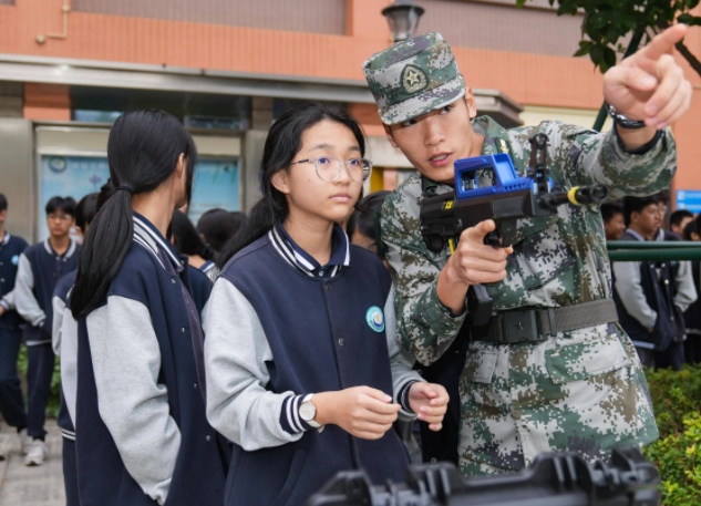 装甲突击车慢慢驶入操场瞬间点着全场气氛同学们分批登车体会